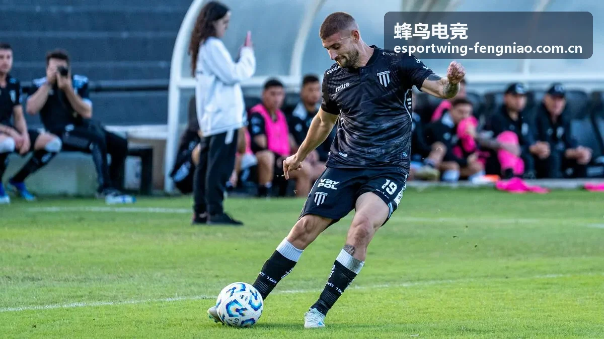 蜂鸟电竞团战决策与关键回合分析